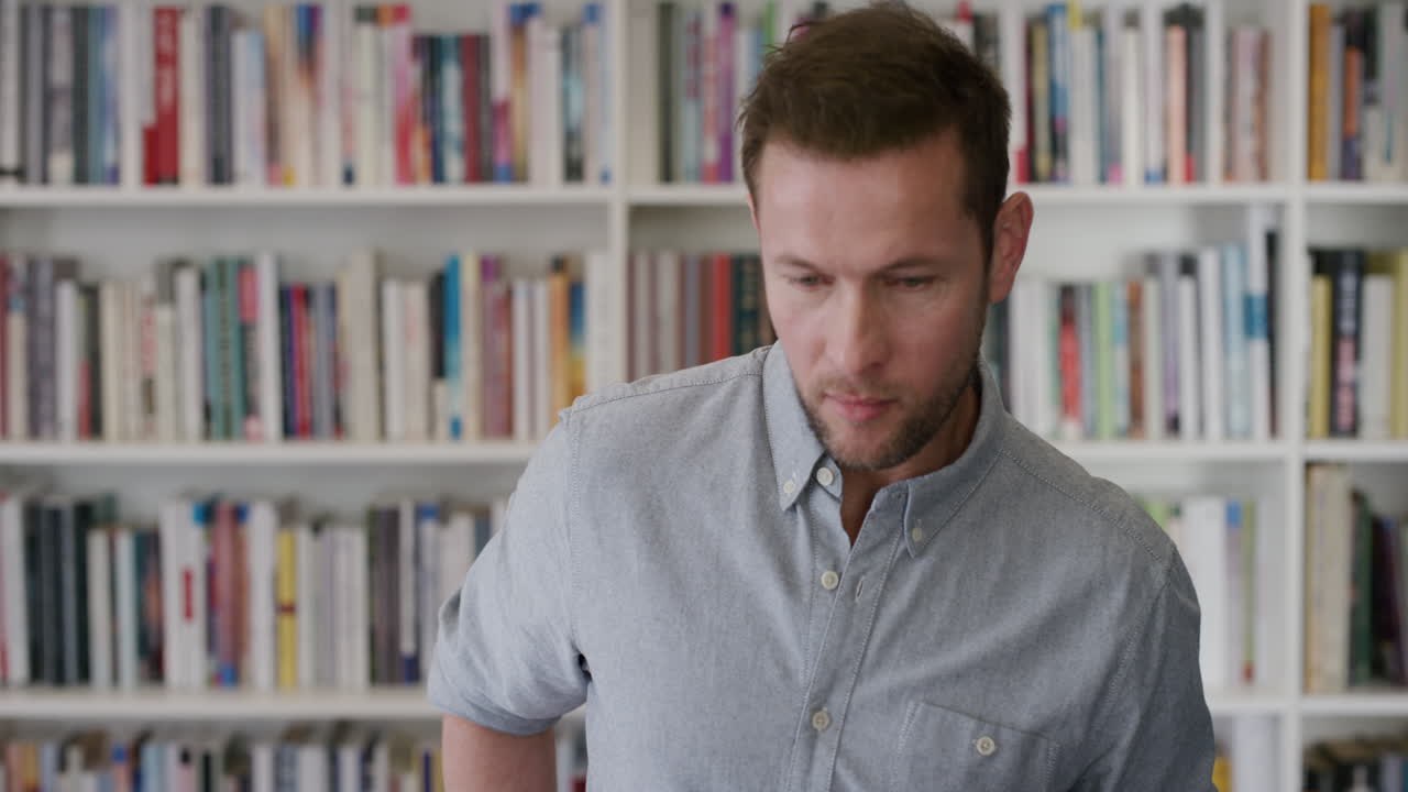 retrato joven empresario que usa un teléfono inteligente enviando mensajes de texto guarda el teléfono móvil con un aspecto confiado empresario serio en cámara lenta