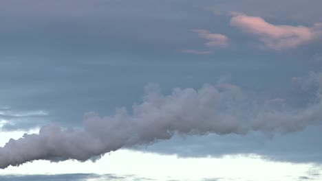 El-Vapor-De-Agua-Flota-En-El-Viento-Que-Lo-Mueve-Junto-Con-Las-Nubes-Al-Fondo.