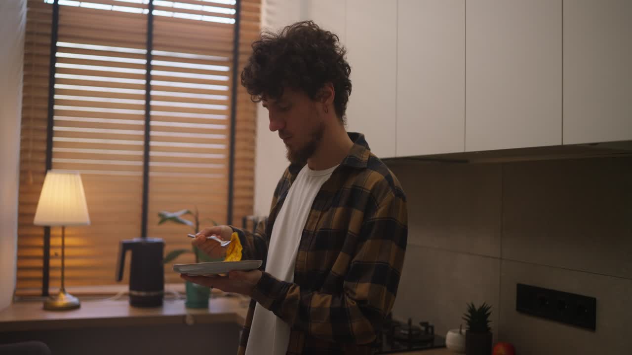 hombre comiendo en una cocina