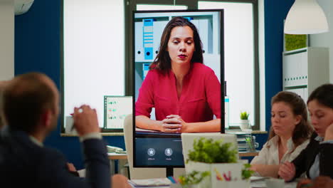 Equipo-Diverso-De-Compañeros-De-Trabajo-Hablando-Con-El-Director-Del-Proyecto-Mediante-Cámara-Web.