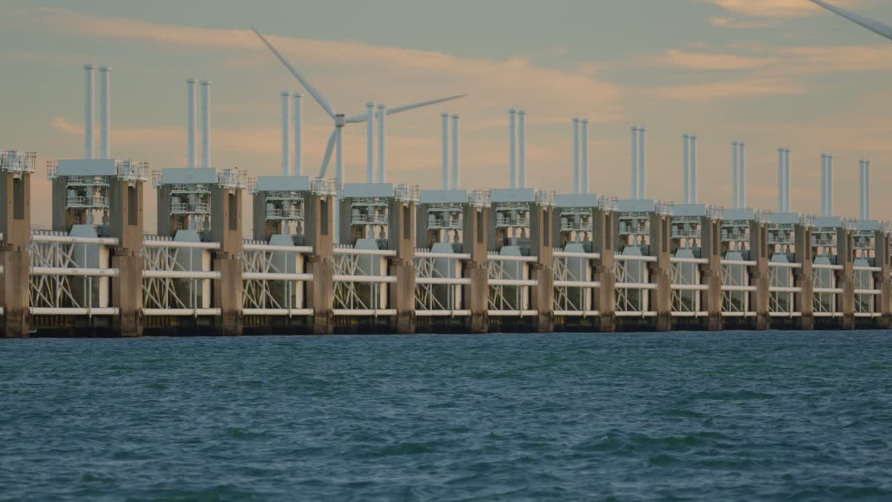 oosterschelde 폭풍 파도 장벽의 잠금을 보여주는 정적 긴 렌즈