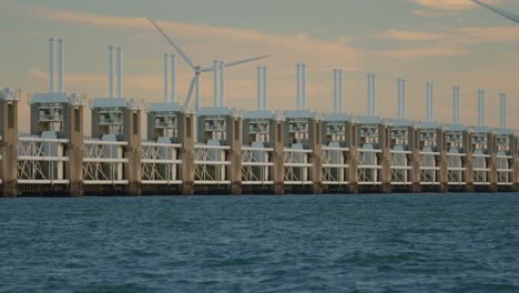 tomada estática de lente larga que muestra las esclusas de la barrera de oleada de tormenta de oosterschelde