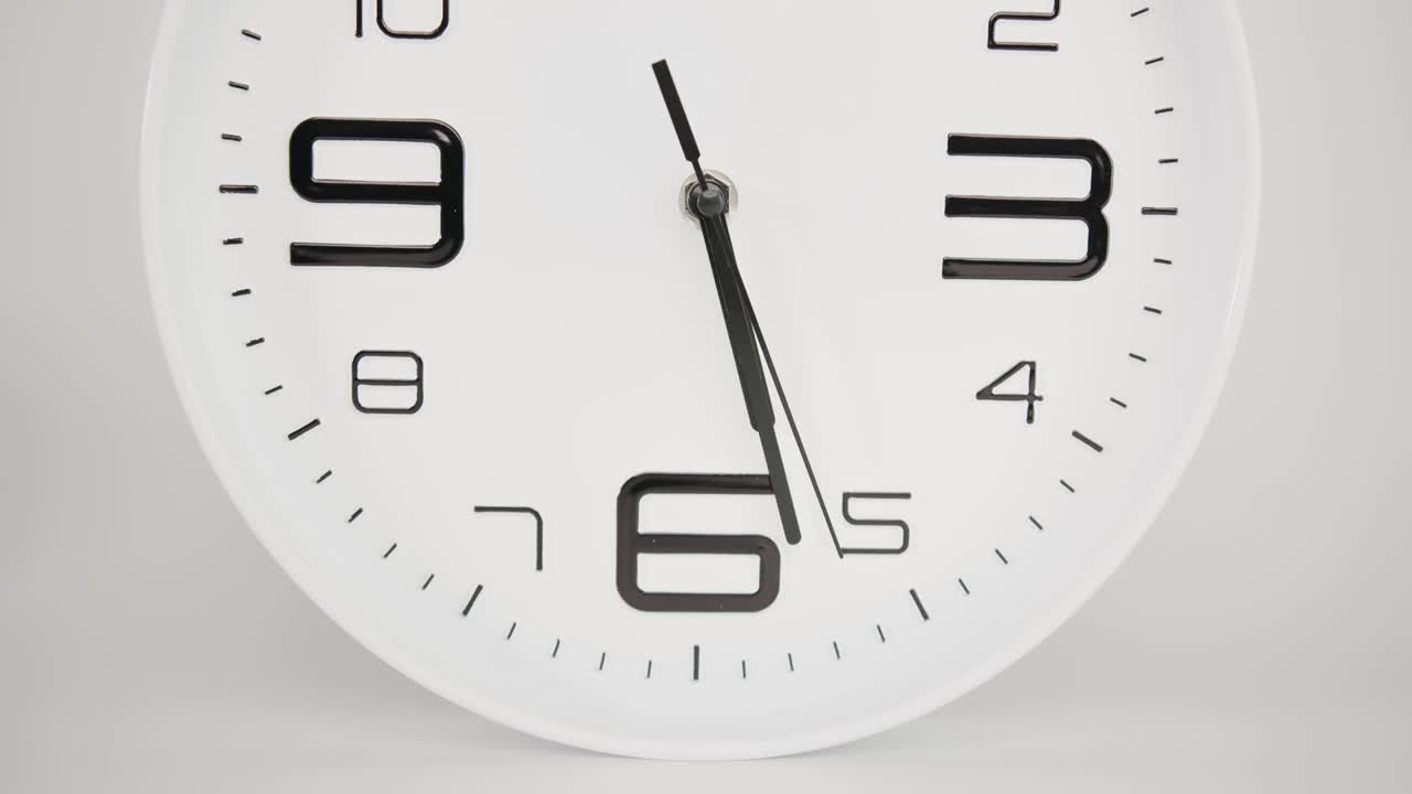 Orologio da parete su sfondo bianco, il tempo inizia a scorrere dalle 5