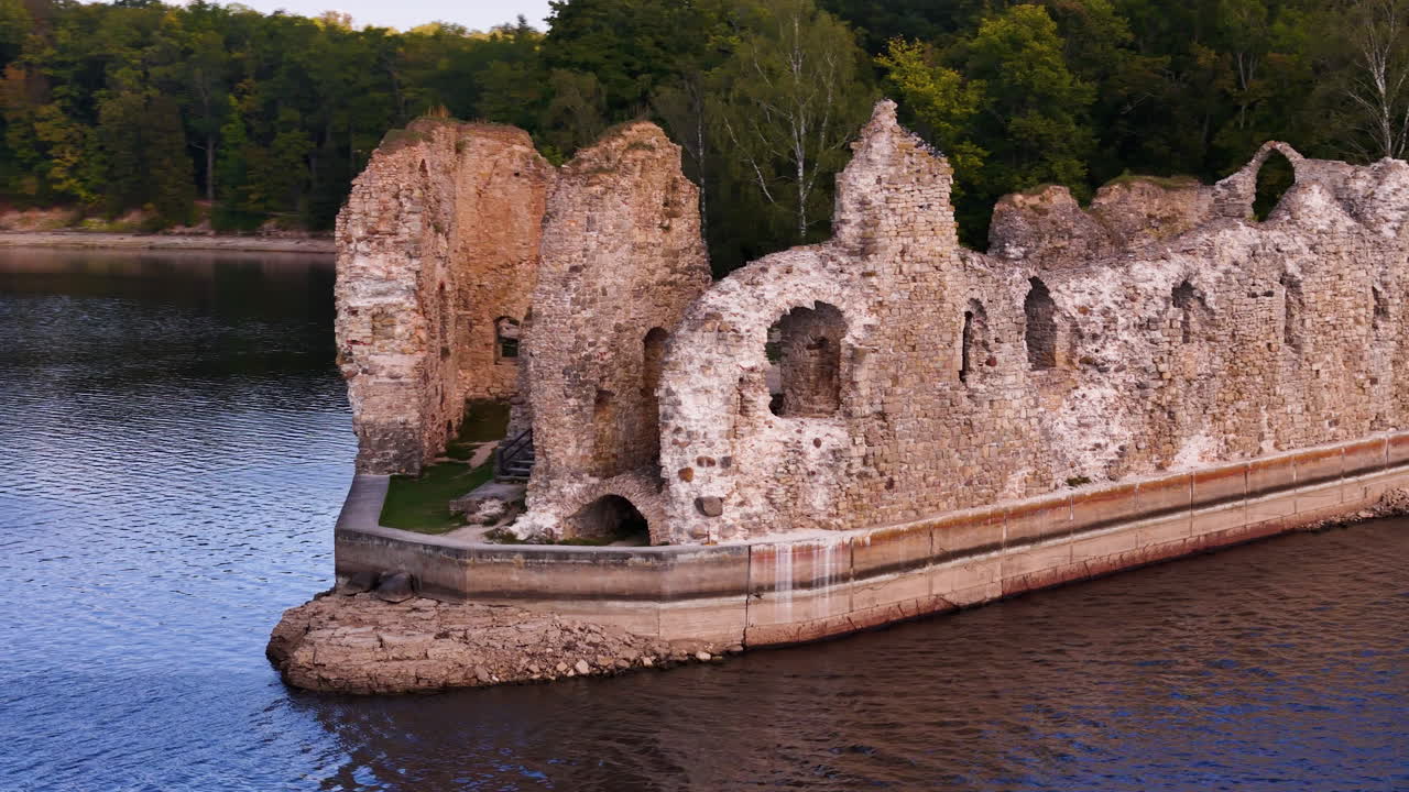 близкий взгляд на руины замка кокнезе у реки даугава в латвии.