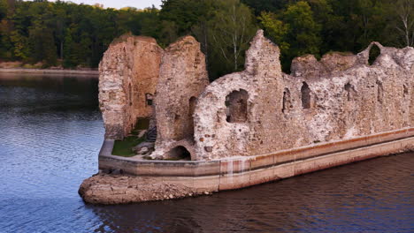 primer plano de las ruinas del castillo de koknese junto al río daugava en letonia.