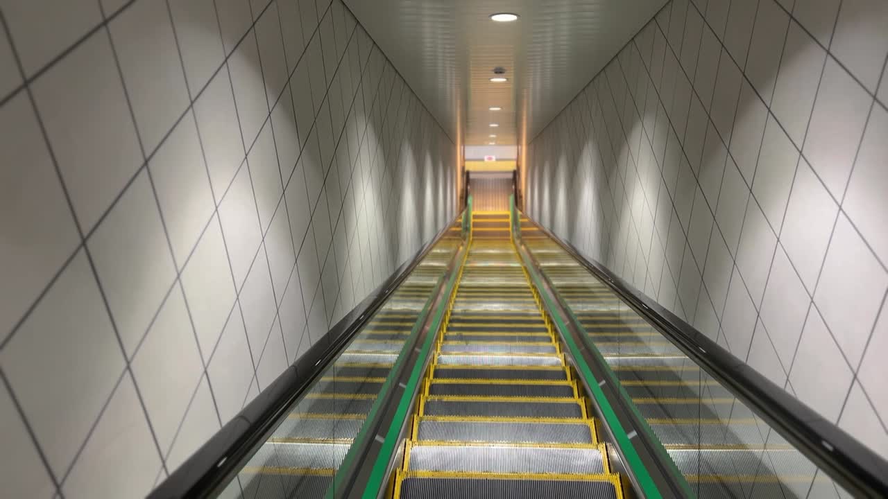 Scala mobile in discesa all'interno della stazione