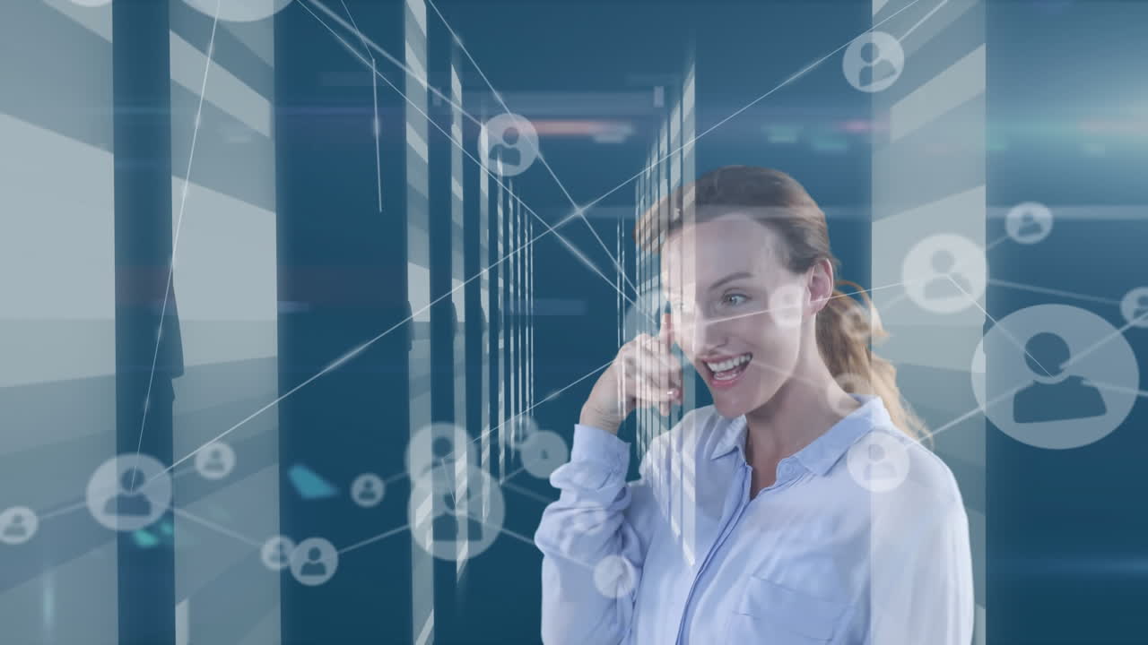 animación de una mujer caucásica fingiendo hablar por teléfono con conexiones de red de iconos de personas