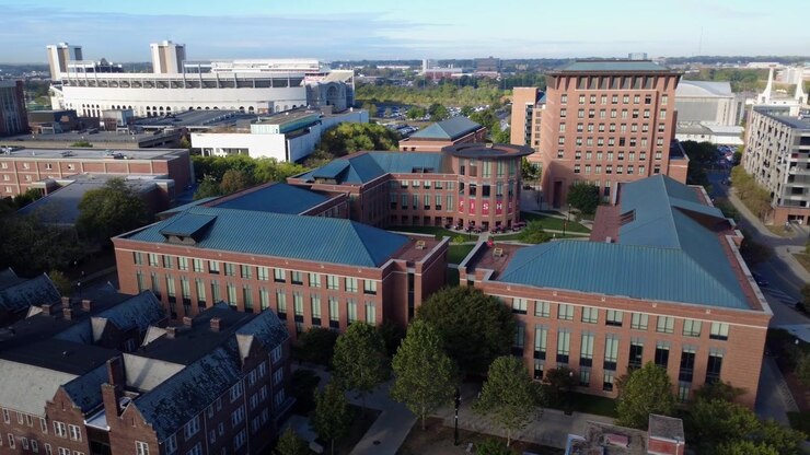 Ripresa aerea con drone del Fisher College of Business presso l'Ohio State University a Columbus, Ohio
