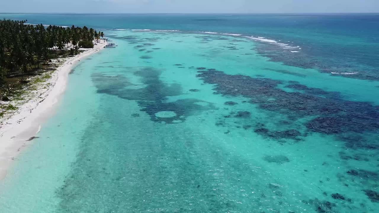 Incredibile immagine aerea con drone della spiaggia di mare