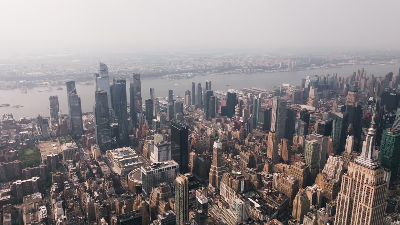 Drone med udsigt over Midtown Wests skyline og Hudson Yards, tåget dag i NYC