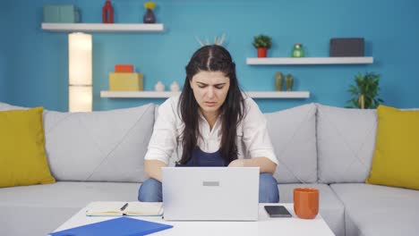 Una-Mujer-Con-Un-Problema-De-Audición.