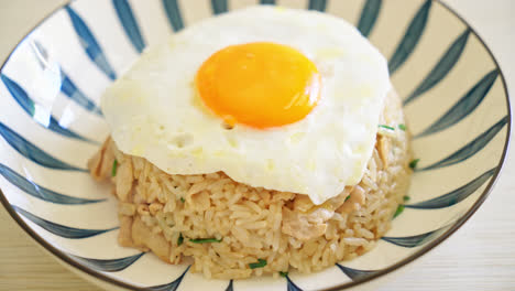 Arroz-Frito-Con-Cerdo-Y-Huevo-Frito-Al-Estilo-Japonés---Comida-Asiática