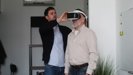 Senior-man-using-virtual-glasses