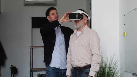 hombre mayor usando anteojos virtuales