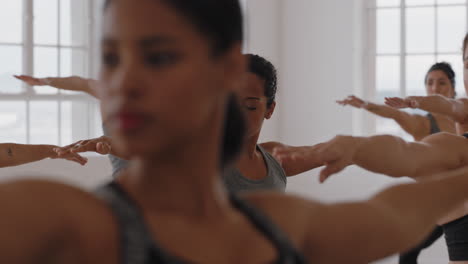 Hermosa-Instructora-De-Yoga-Enseñando-Meditación-En-Pose-De-Guerrero-Inverso-Con-Un-Grupo-De-Mujeres-Multirraciales-Disfrutando-De-Un-Estilo-De-Vida-Saludable-Haciendo-Ejercicio-En-Un-Gimnasio