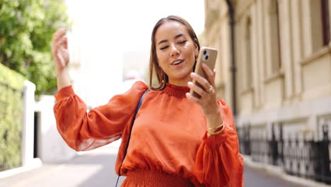 Mujer-Asiática,-Teléfono-Y-Hablando-Por-Videollamada