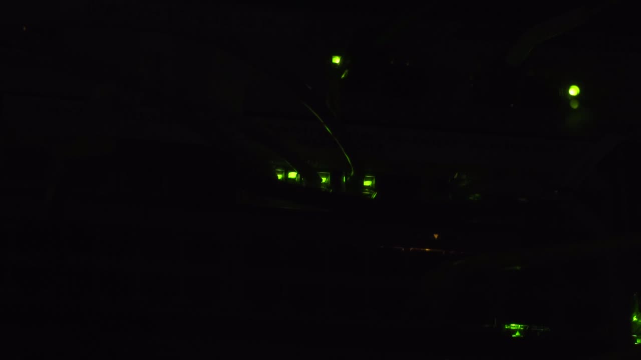 어두운 방에서 깜박이는 녹색 led 표시등, 정보를 처리하는 라우터