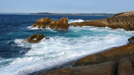 grandes olas rompiendo en la costa rocosa, océano atlántico, suave pan