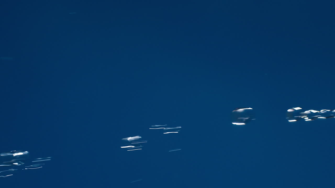 슬로우 모션으로 촬영하는 파란색 배경에 물이 튀면서 흐르는 진짜 순수한 물의 수직