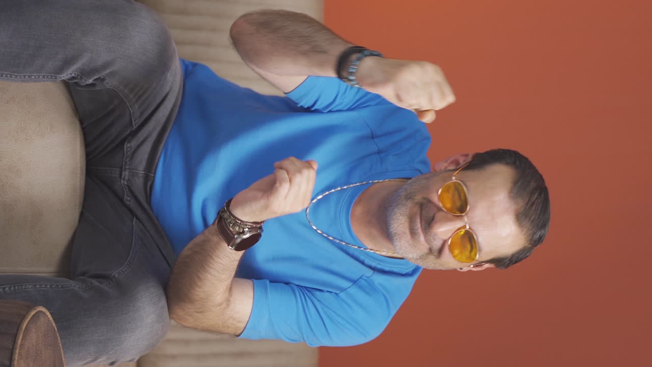 video vertical de un hombre mirando a la cámara haciendo un signo de confianza.