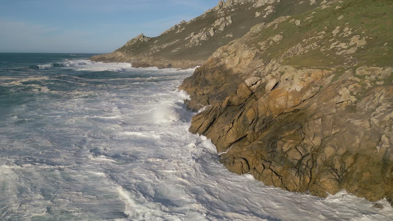 vista panorámica de las olas del océano rompiendo en los acantilados en ponteceso, corme coruna, galicia, españa