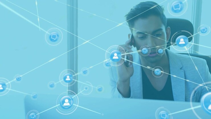 Uomo al telefono con un cellulare, mentre icone di rete si attivano collegando un laptop e il soggetto, mostrando connessioni tecnologiche.