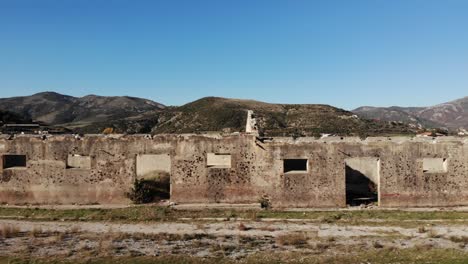 dormitorios abandonados del notorio campamento de tepelena construido durante el régimen comunista en albania