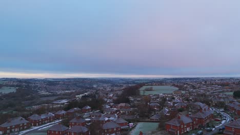 La-Vista-Invernal-Desde-Un-Dron-Captura-El-Típico-Desarrollo-De-Viviendas-Propiedad-Del-Consejo-Urbano-Del-Reino-Unido-En-Dewsbury-Moore-Council-Estate,-Con-Casas-Adosadas-De-Ladrillo-Rojo-Y-El-Yorkshire-Industrial.