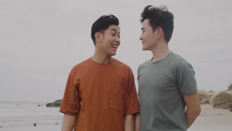 해변에서 산책하는 커플