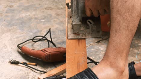 Toma-Detallada-De-Carpintero-Realizando-Hábilmente-Una-Sección-Larga-En-Un-Trozo-De-Madera-Con-Su-Máquina-De-Sierra-Circular-Industrial-En-Su-Pequeña-Empresa-Elaborando-Muebles-Profesionales