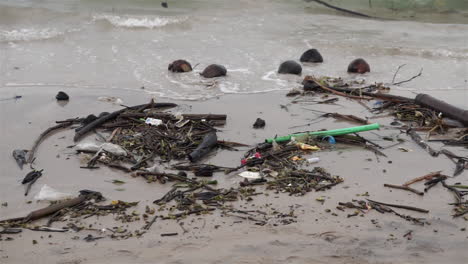 Playa-Muy-Contaminada-Y-Sucia-Llena-De-Plástico-Y-Escombros-En-La-Arena-Y-En-El-Agua-A-Lo-Largo-De-La-Costa