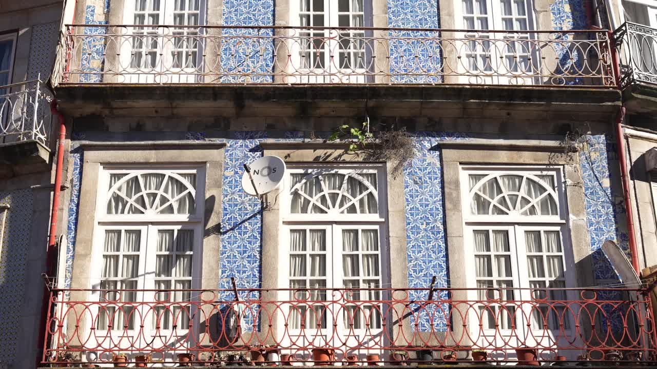 Beautiful traditional house in Porto city centre, with Azulejo tile art