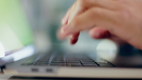 manos escribiendo, computadora portátil y primer plano en la oficina