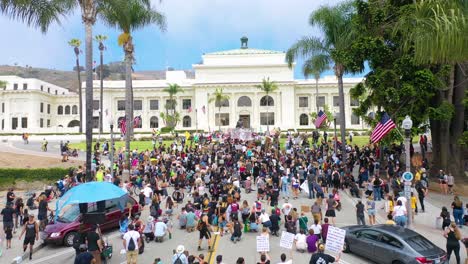 excelente antena sobre multitudes grandes vidas negras importan marcha de protesta blm marchando a través de un pequeño pueblo ventura california 4
