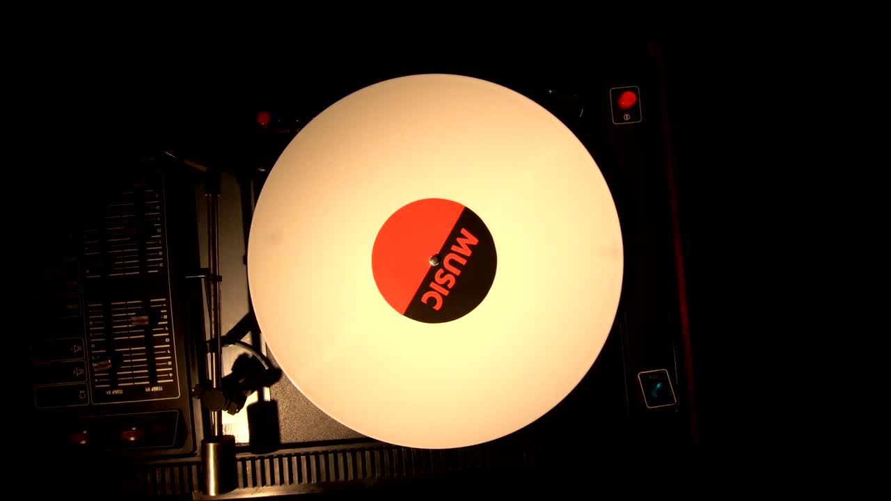 턴테이블과 비닐 레코드의 상단 시각.