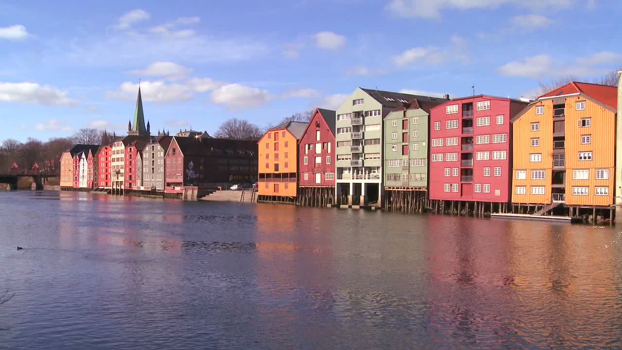 트론헤임 노르웨이 2의 해안가에 늘어선 다채로운 목조 건물