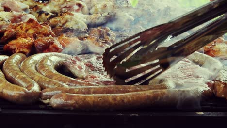 Salchicha-A-La-Parrilla-En-La-Parrilla-En-Llamas