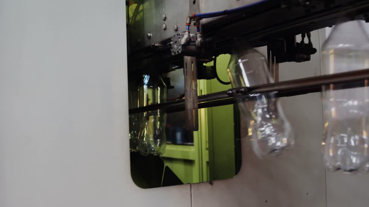 botella en movimiento en la línea de producción