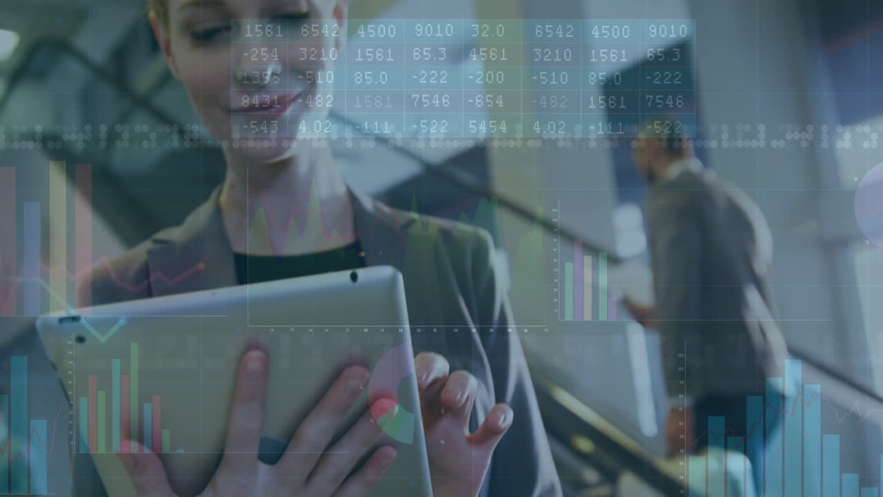 animación del procesamiento de datos financieros sobre diversas personas de negocios