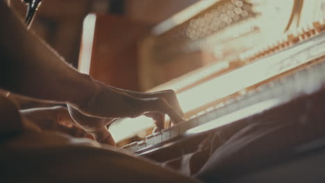 persona que toca el piano