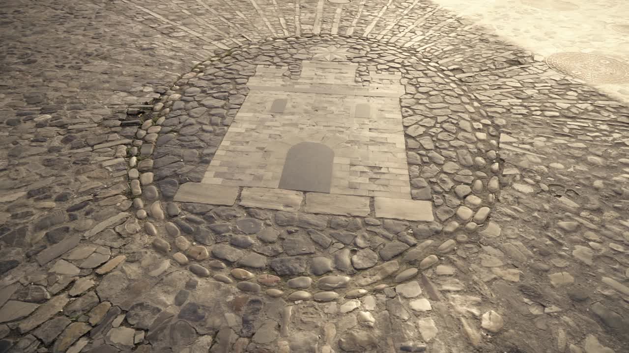 dibujo de castillo en piedra, en el suelo, arte de adoquines, medina sidonia, cádiz españa