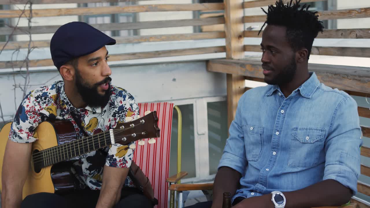 옥상 에 앉아 있는 젊은 성인 친구 들