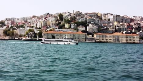 barco en el bósforo con vistas a estambul