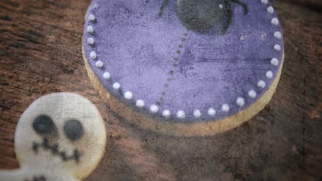 hombre de pan de jengibre aterrador y pastel de queso púrpura contra la superficie de madera
