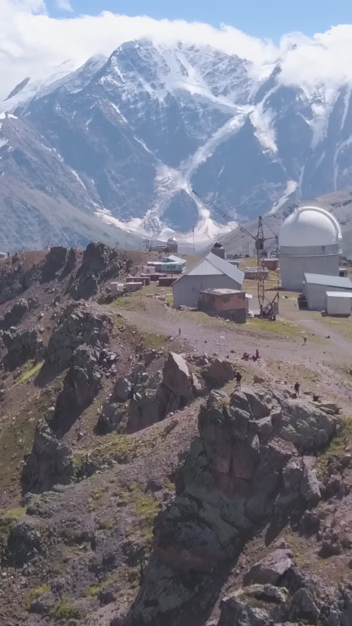 눈 인 산꼭대기 를 가진 산악 천문대