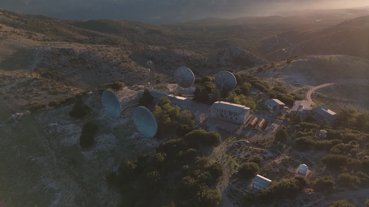 해가 지는 산 꼭대기에 있는 위성 접시