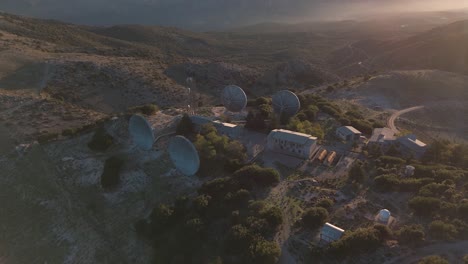 antenas parabólicas en la cima de la montaña al atardecer