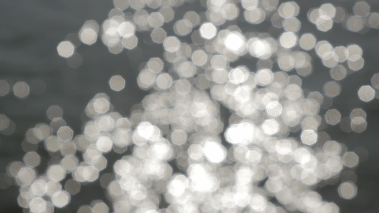 llamaradas desenfocadas del sol desde la superficie del agua moviéndose 4k