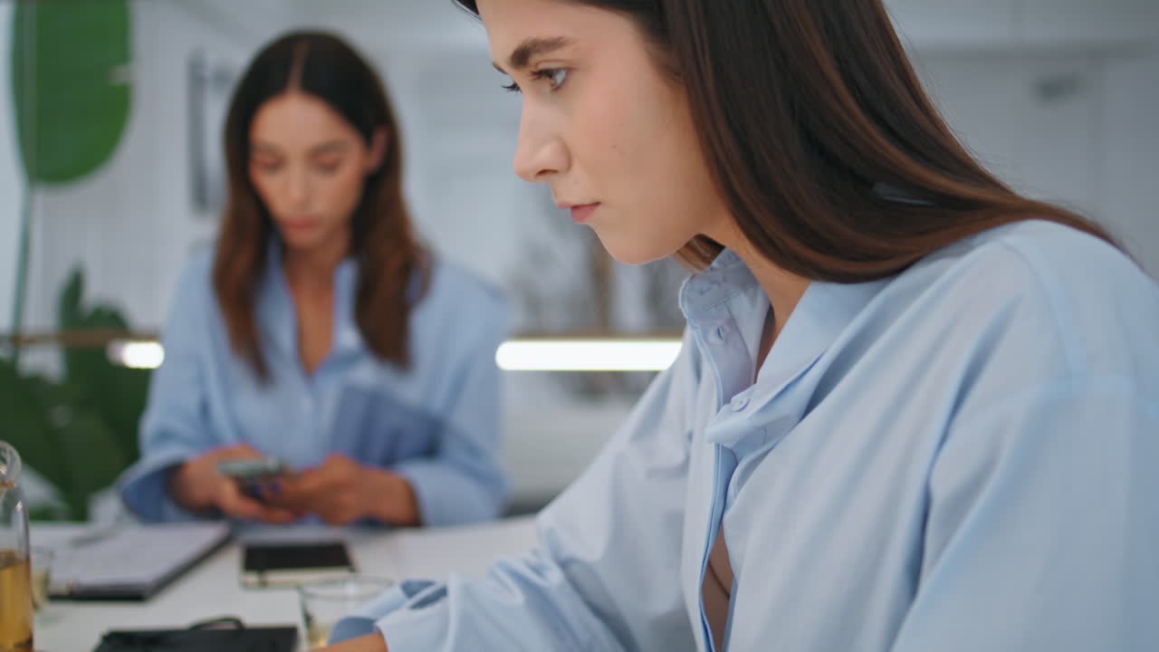manos de primer plano escribiendo un cuaderno en la oficina. mujer proyecto de planificación profesional