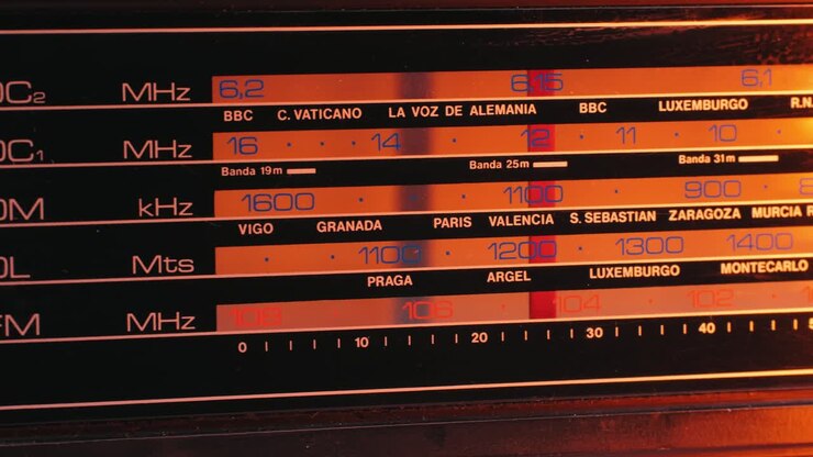 Vecchia radio AM FM retrò a valvole, mano che cambia stazione, lettore musicale vintage a valvole